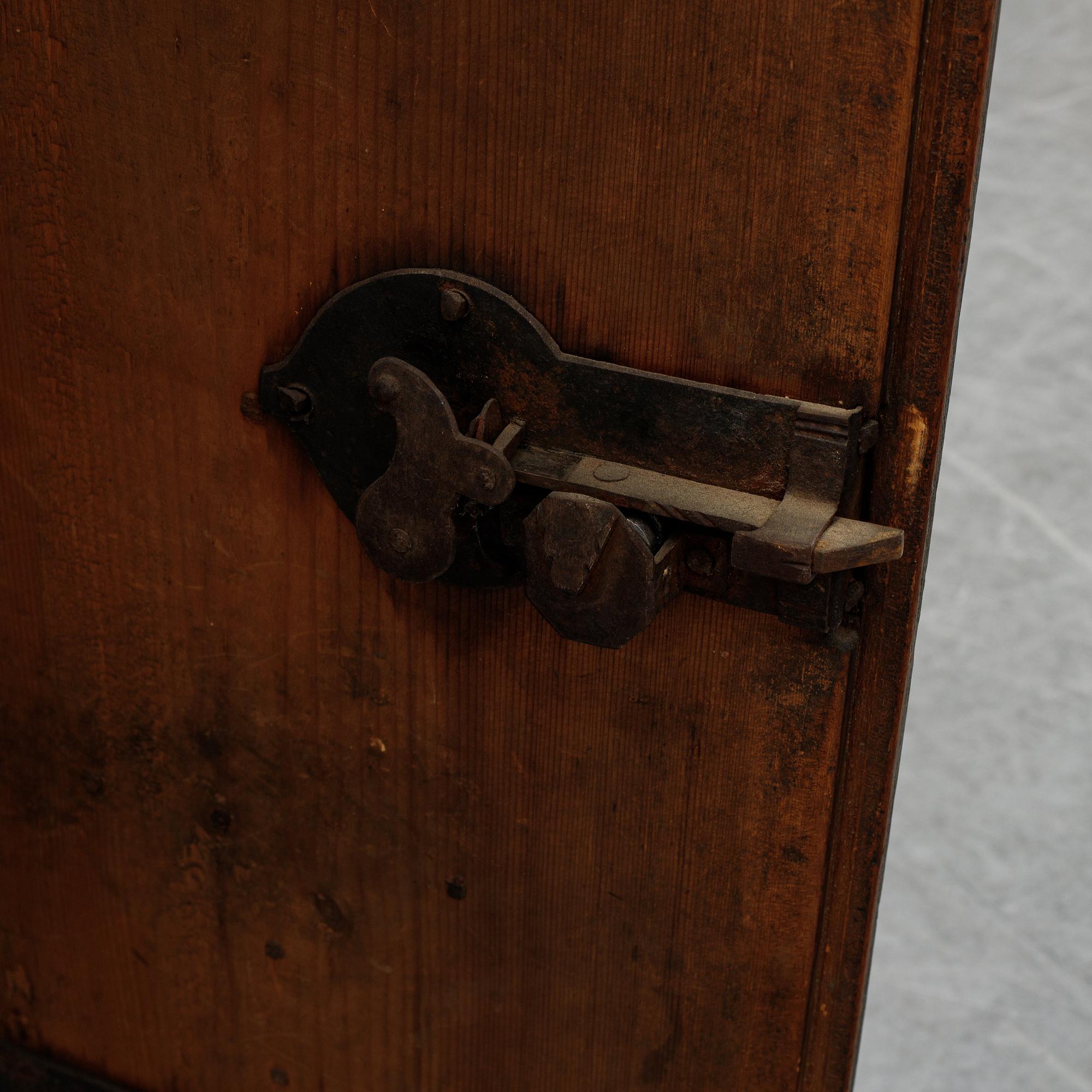 A painted Swedish hanging cabinet from Hälsingland, dated 1780.