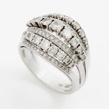 Ring 18K vitguld med runda briljant- och åttkantslipade diamanter. CF Carlman, Stockholm 1974.