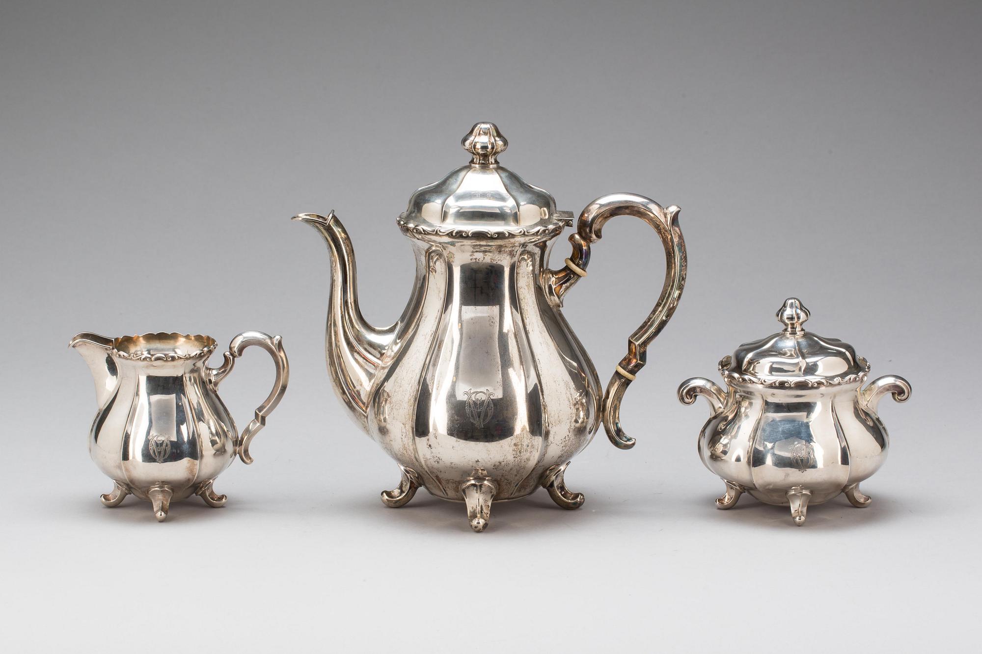 KAFFESERVIS, 3 delar, silver, rokokostil, C G Hallberg, mkring 1928. Total vikt ca 1000 g.