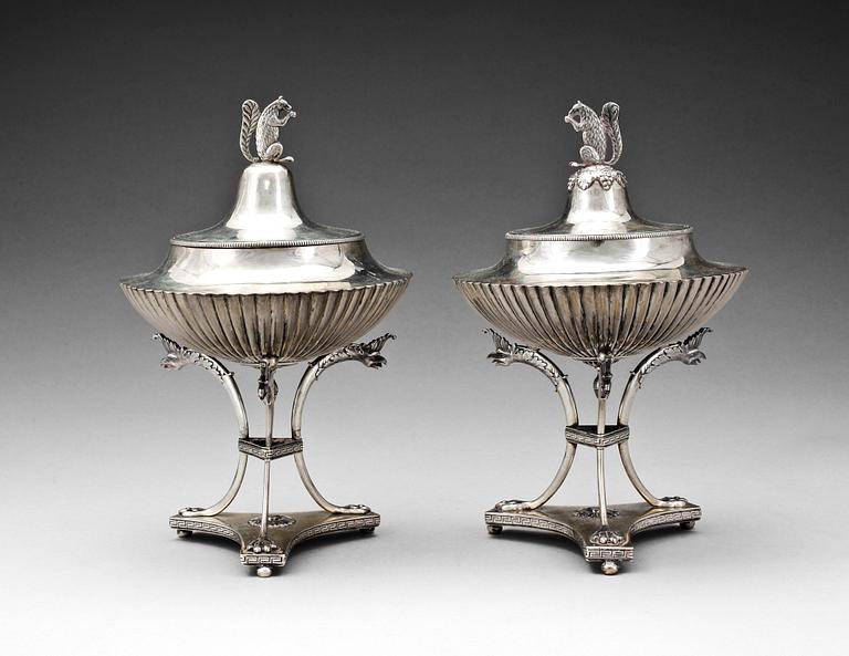 SOCKERSKÅLAR PÅ FOT, ett par, silver, empire, Adolf Zethelius, Stockholm 1815 resp 1816. Totalvikt ca 980 gram.