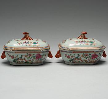 SMÖRTERRINER med LOCK och FAT, ett par, porslin. Qingdynastin, Qianlong (1736-95).