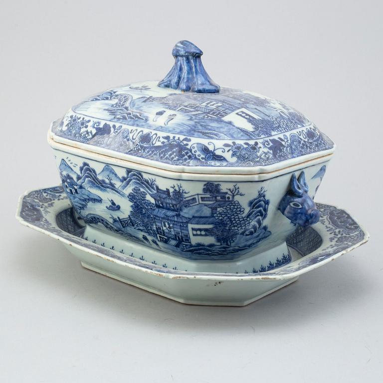 A blue and white tureen with cover, Qing dynasty, Qianlong (1736-95).