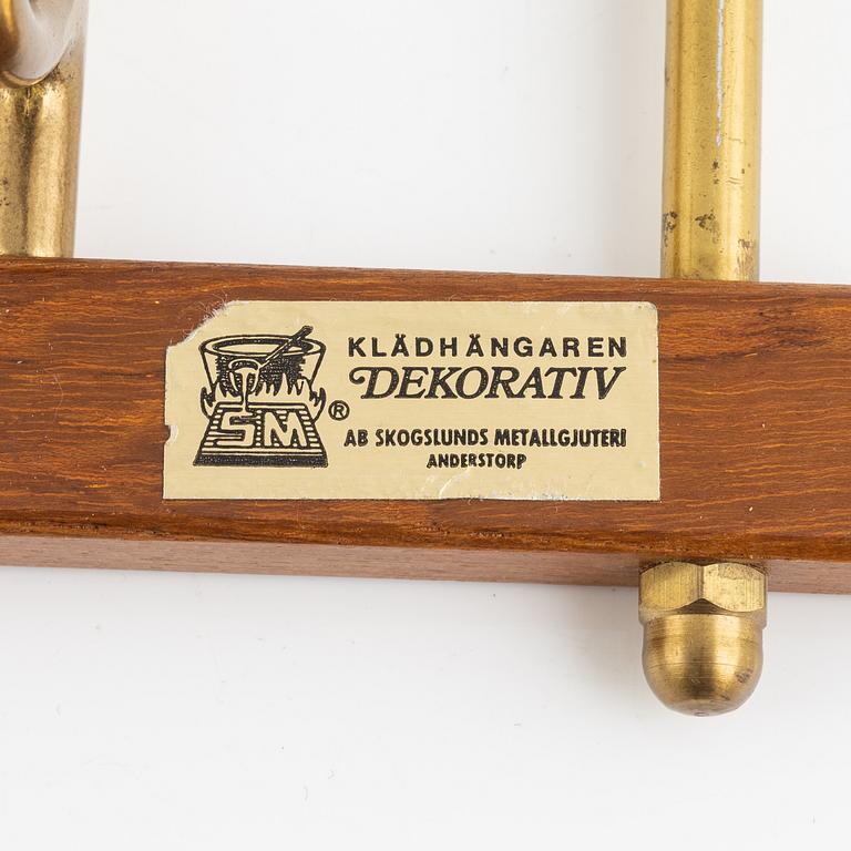 Klädhängare, ett par, "Dekorativ", Skoglunds metallgjuteri, Anderstorp, 1900-talets mitt.