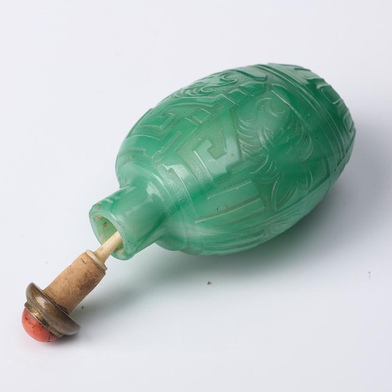 A snuff bottle with stopper, Qing dynasty, 19th Century.