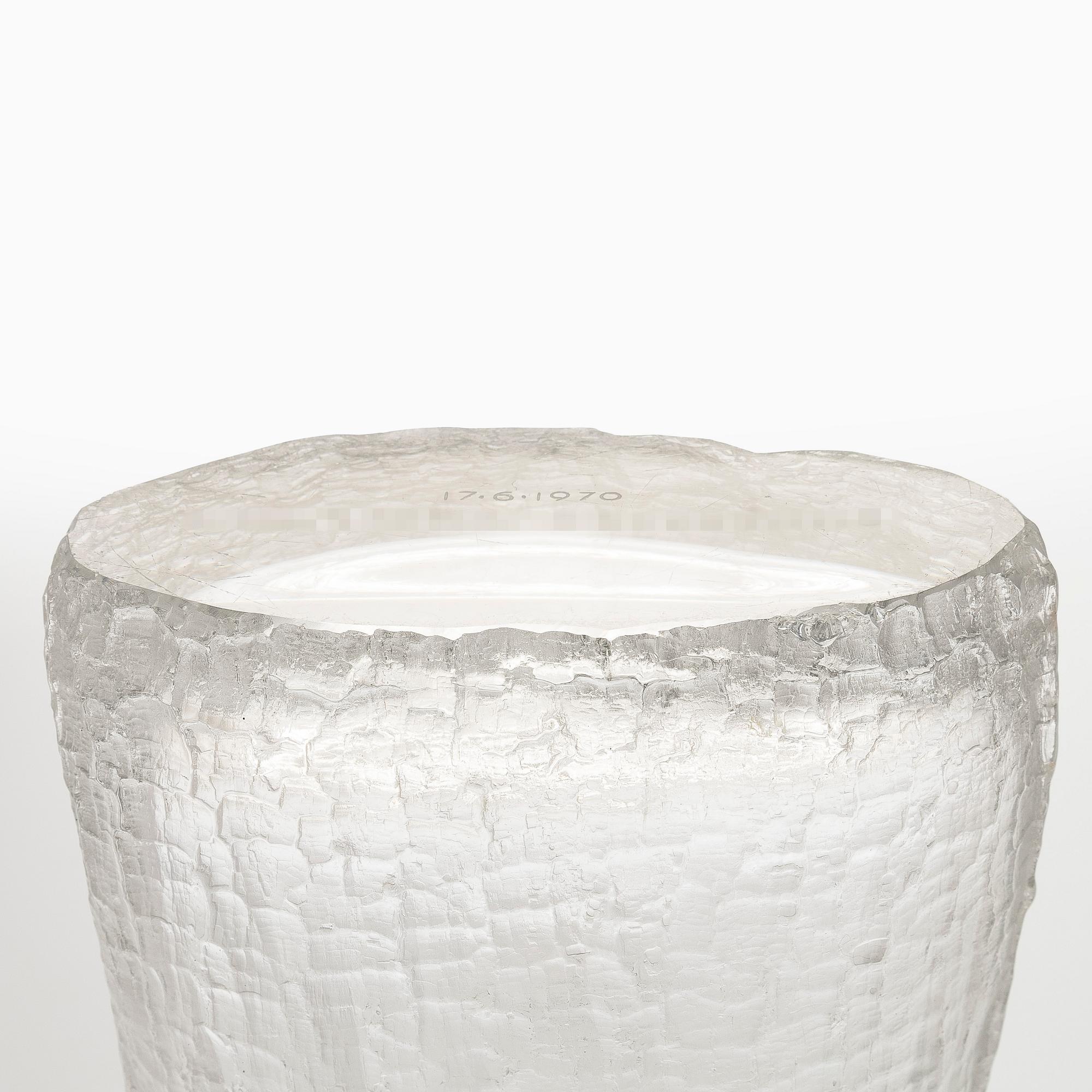 Timo Sarpaneva, A glass vase from "Finlandia"- series, signed Timo Sarpaneva.