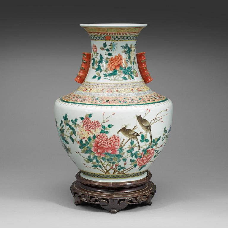 A large enamelled vase, Qing dynasty with Guangxus mark and period (1875-1908).