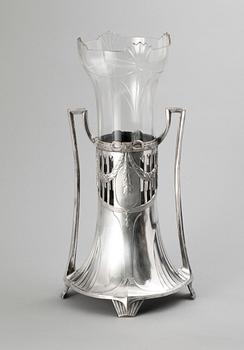 VAS, jugend, vitmetall och glas, tidigt 1900-tal.