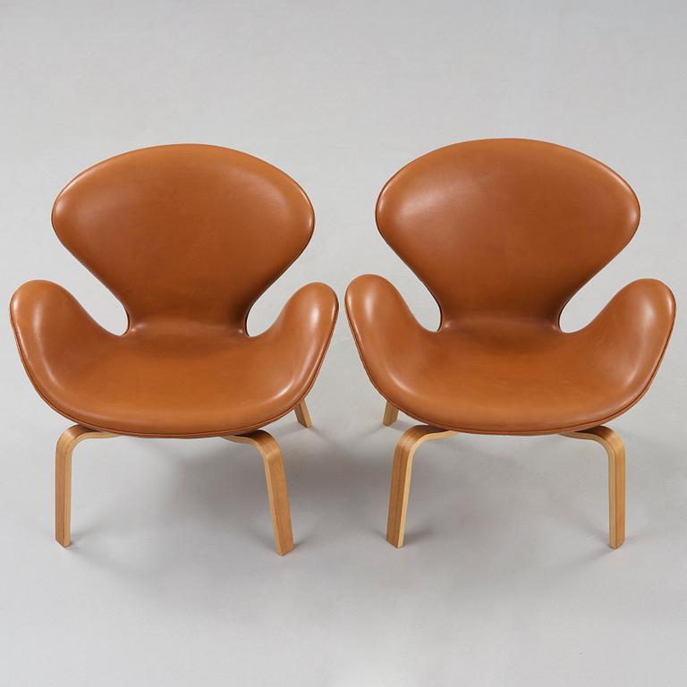 Arne Jacobsen, fåtöljer, ett par, "Svanen", Fritz Hansen, Danmark 1966.