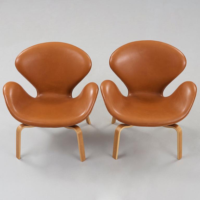 Arne Jacobsen, A pair of 'Swan' easy chairs, Fritz Hansen, Denmark 1966.