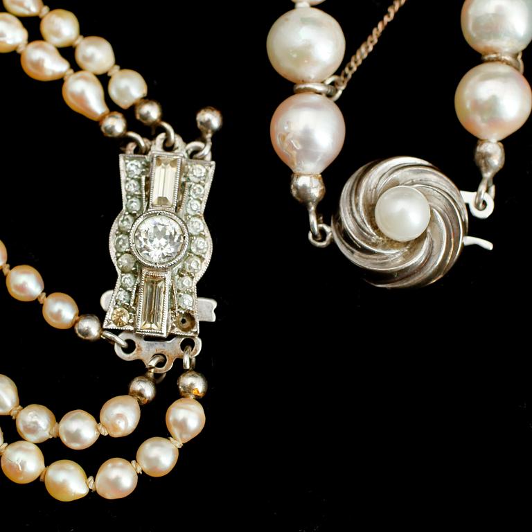 COLLIER, 2 st, odlade pärlor, silverlås, 1900-talets mitt.