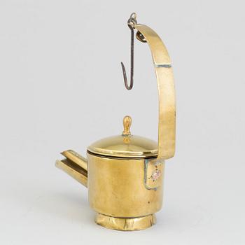 AN 18TH CENTURY BRASS OIL LAMP.