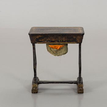 SEWING TABLE, chinoiserie, victorian era, England, second half of the 19th century.