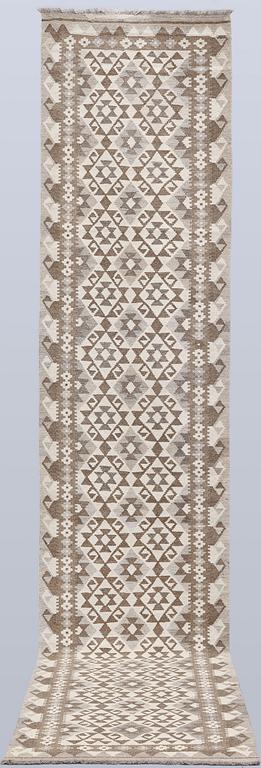 A Kilim runner, approx. 400 x 81 cm.