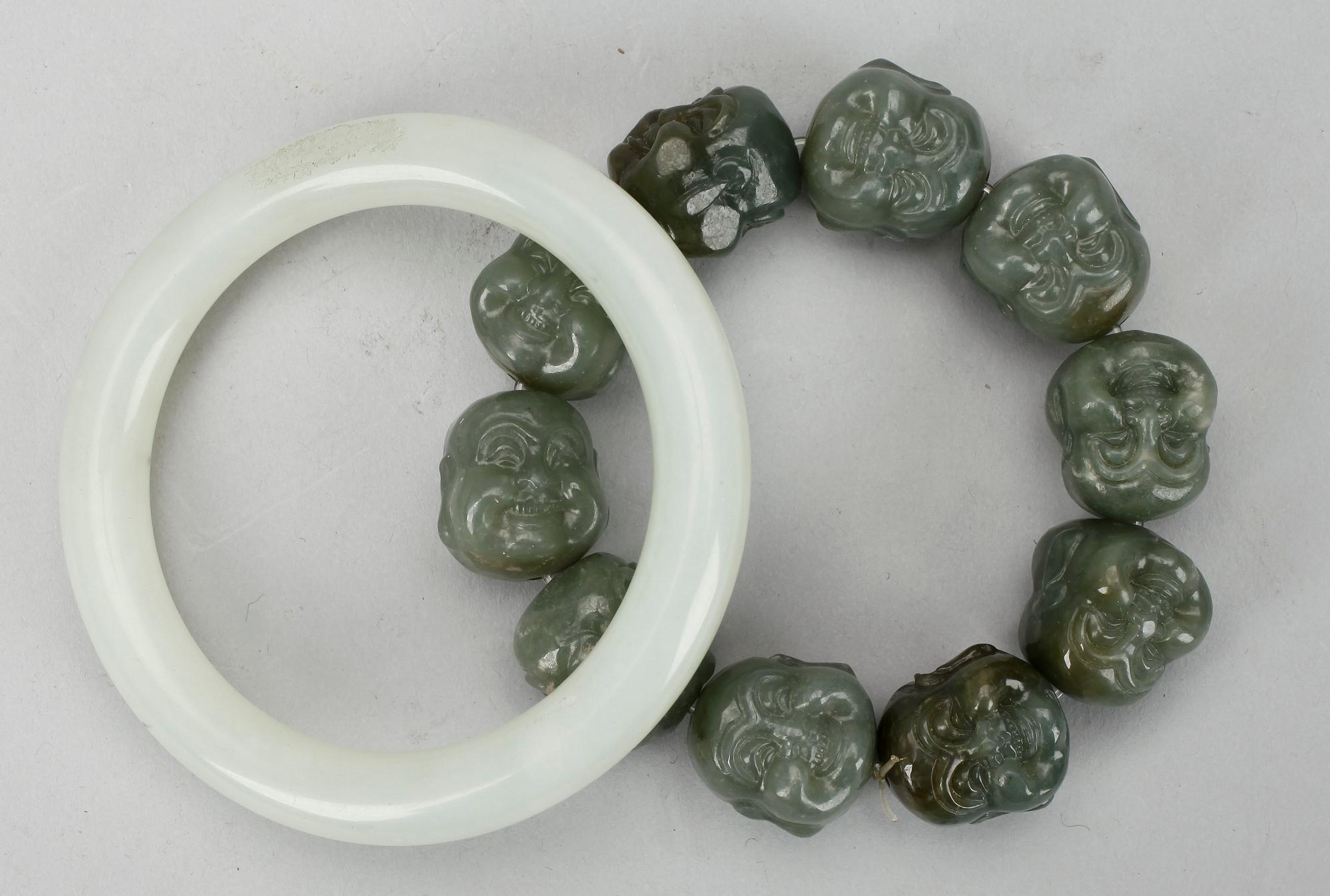 ARMBAND samt ARMRING, nefrit, Kina 1900-tal.