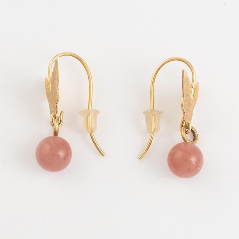 Ett par örhängen 18K guld med rosaaktig sten, i etui från Dulong.