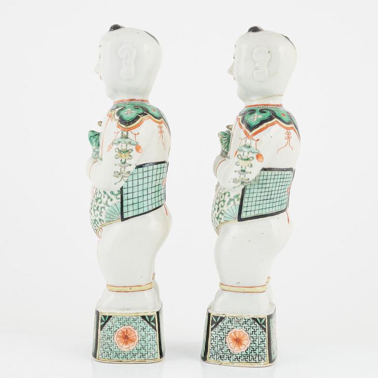 A pair of Kangxi-style figurines, China, late Qing dynasty.
