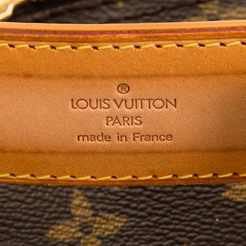 Louis Vuitton, a Monogram Canvas 'Keepall 60 Bandoulière' weekend bag.
