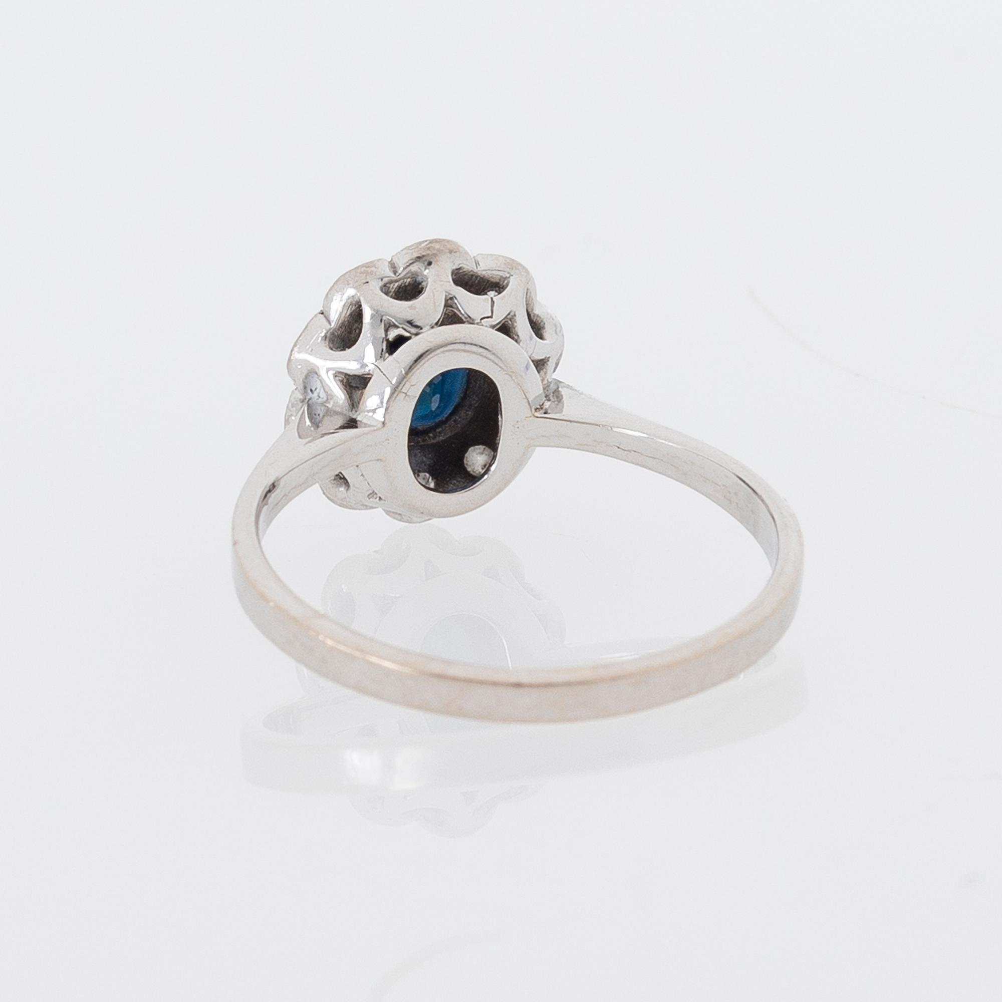 A RING, facetted sapphires, brilliant cut diamonds, 18K white gold. Bismarck-Koru, Helsinki 1985.