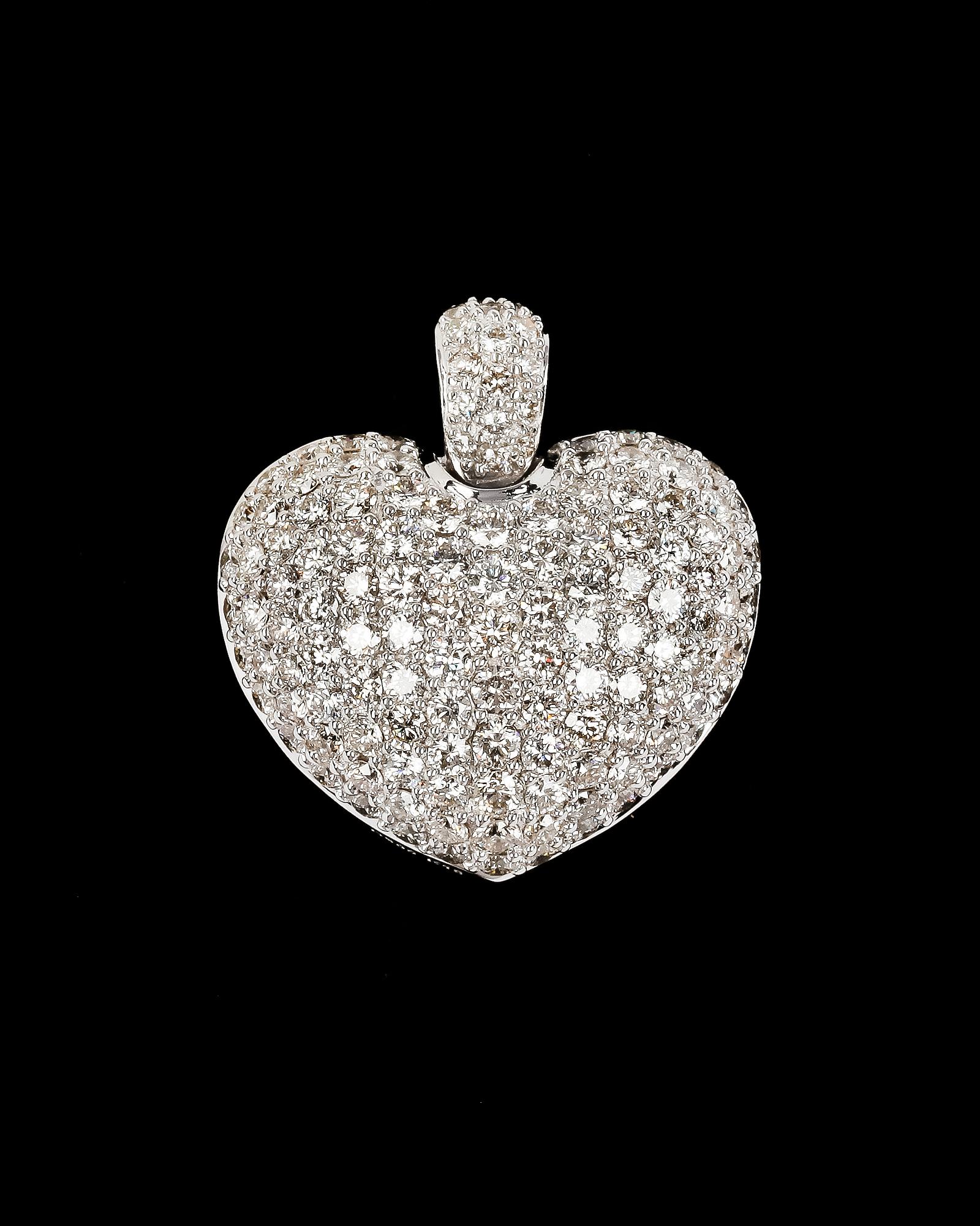 HÄNGSMYCKE, briljantslipade diamanter, tot. 3.00 ct, i form av hjärta.