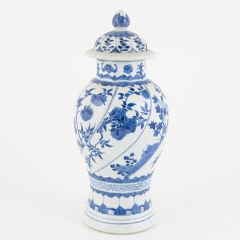 A Chinese blue and white urn with cover, late Qing dynasty/around 1900.