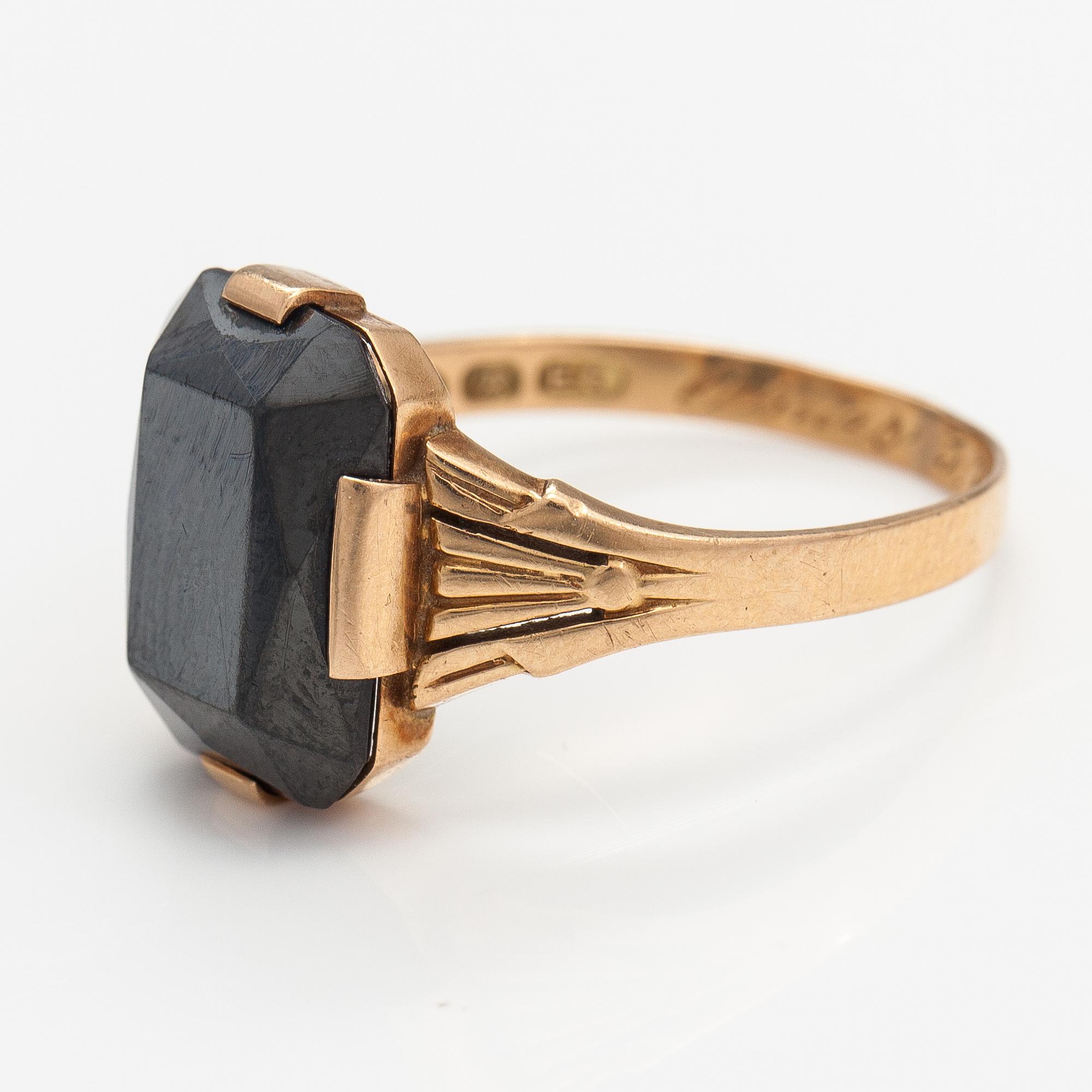 A 14K gold ring with a hematit. Turku 1934.
