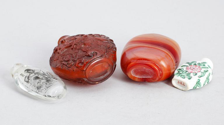 SNUSFLASKOR, 4 st, porslin, glas och sten, Kina, sannolikt 1900-tal.