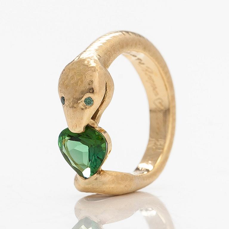 Torbjörn Tillander, an 18K gold serpent ring with heart-shaped green tourmaline and green diamonds, Helsinki 2011.