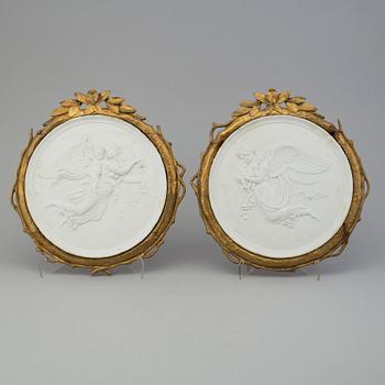 VÄGGPLAKETTER, ett par, parian, 1800-talets slut.