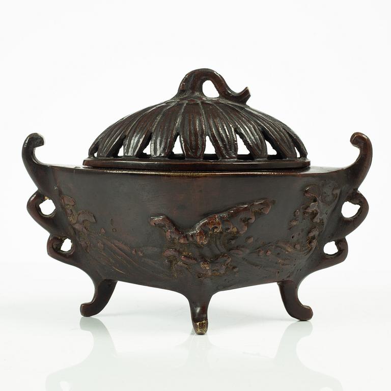 A Japanese bronze censer, Meiji (1868-1912).