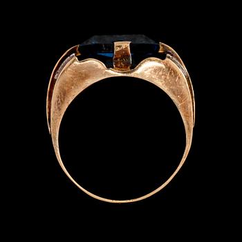 RING, 18K guld med syntetiska fasettslipade stenar, utländska stämplar. Vikt 7,1 g.