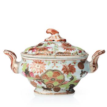 719. A famille rose "pseudo tobacco leaf "tureen with cover, Qing dynasty, Qianlong (1736-95).