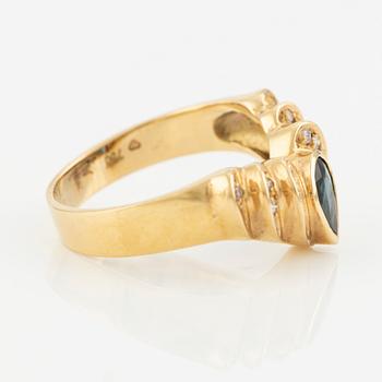 Ring in 18K gold with a sapphire and round brilliant-cut diamonds.