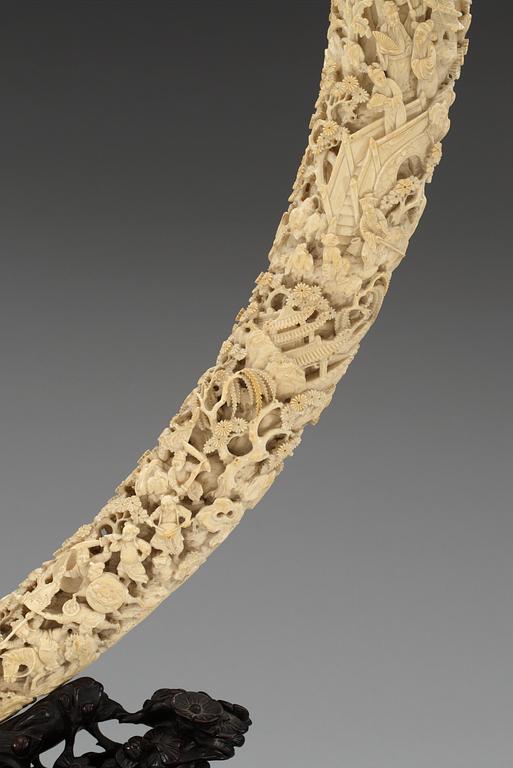 A finely carved ivory tusk, Qing dynasty, 19th Century.