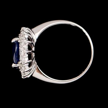 RING, 10 k vitguld, safir ca 6.00 ct, briljantslipade diamanter tot ca 1.07 ct.