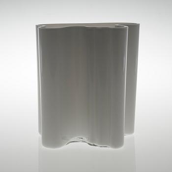 AN ALVAR AALTO GLASS VASE, signed Alvar Aalto, 3031.
