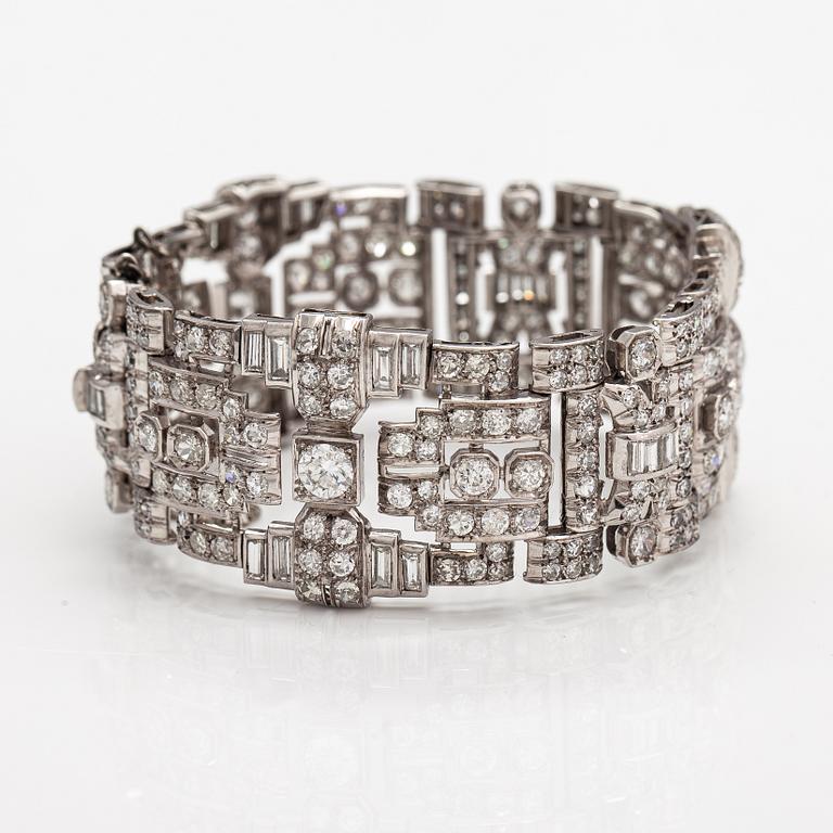 An art deco style platinum bracelet with diamonds ca. 17.85 ct in total.