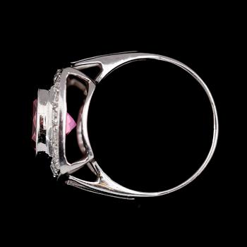 RING, 18 k vitguld, rosa topas ca 3.70 ct, 18 briljantslipade diamanter tot ca 0.56 ct.