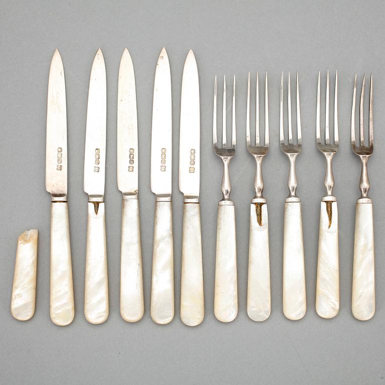 BESTICKSERVISDELAR, 10 delar, silver och pärlemor, Martin Hall & Co Ltd, Sheffield, 1924.