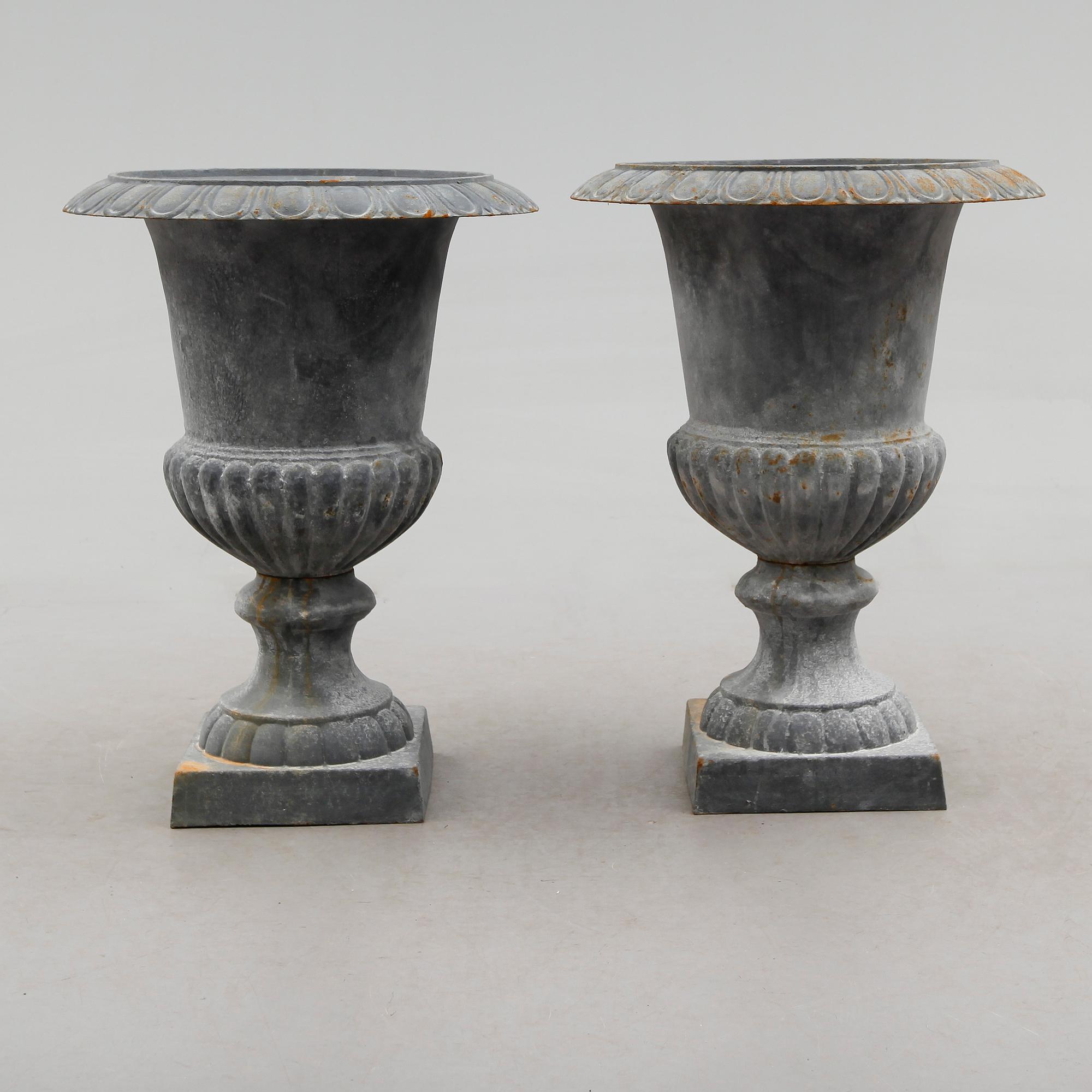 TRÄDGÅRDSURNOR, 1 par, gjutjärn, modern tillverkning.