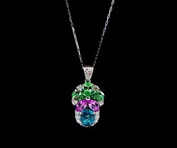 103. RIIPUS, Kambodialainen sininen zirkoni 4.69 ct, 2 vaaleanpunaista safiiria 1.38 ct, 3 vihreätä tsavoriittia 2.15 ct.