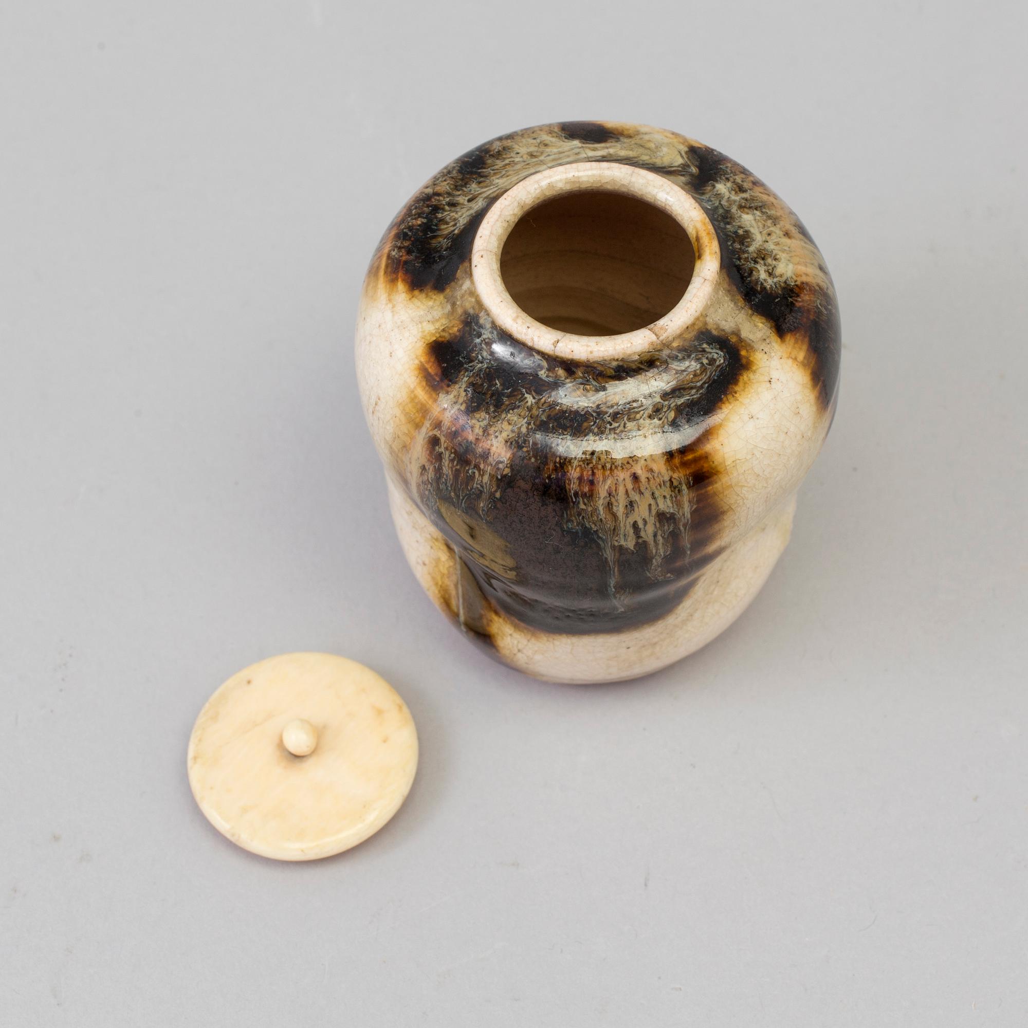 A japanese ceramic teacaddy, 19th century.