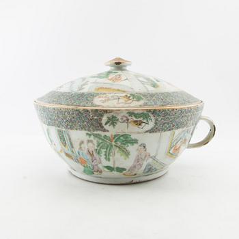 A Chinese chamber pot, 19th century.