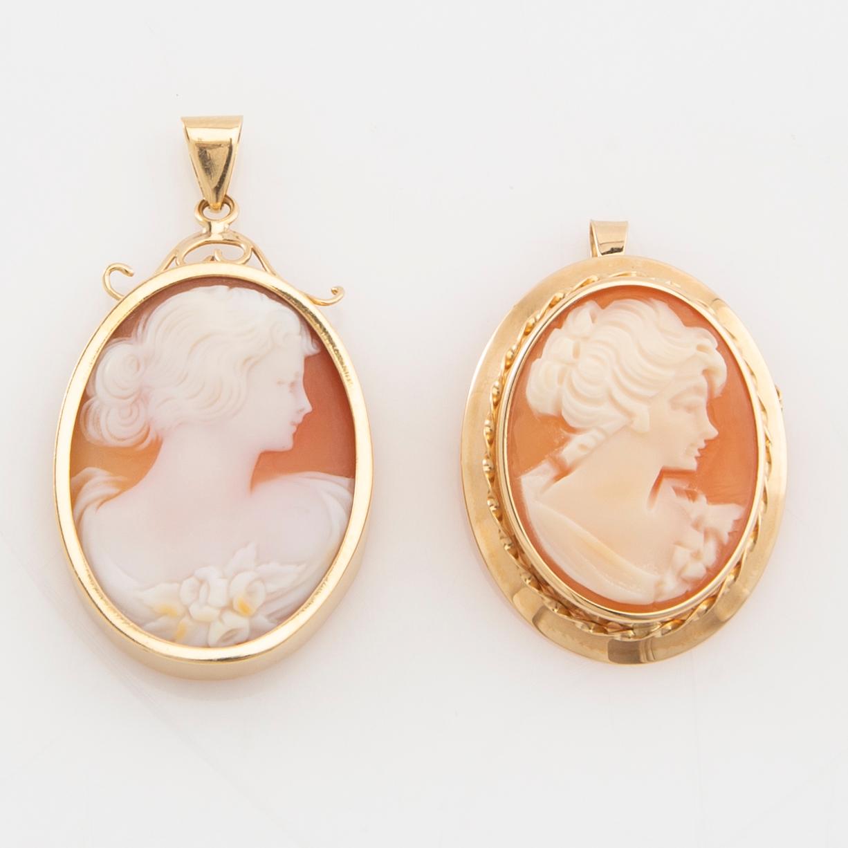 Hängen 2 st av skurna snäckskalskaméer infattade i 18K guld.