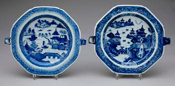 VÄRMETALLRIKAR, 2 st, porslin, Kina, Qianlong resp Jiaqing. 1700-1800-tal.