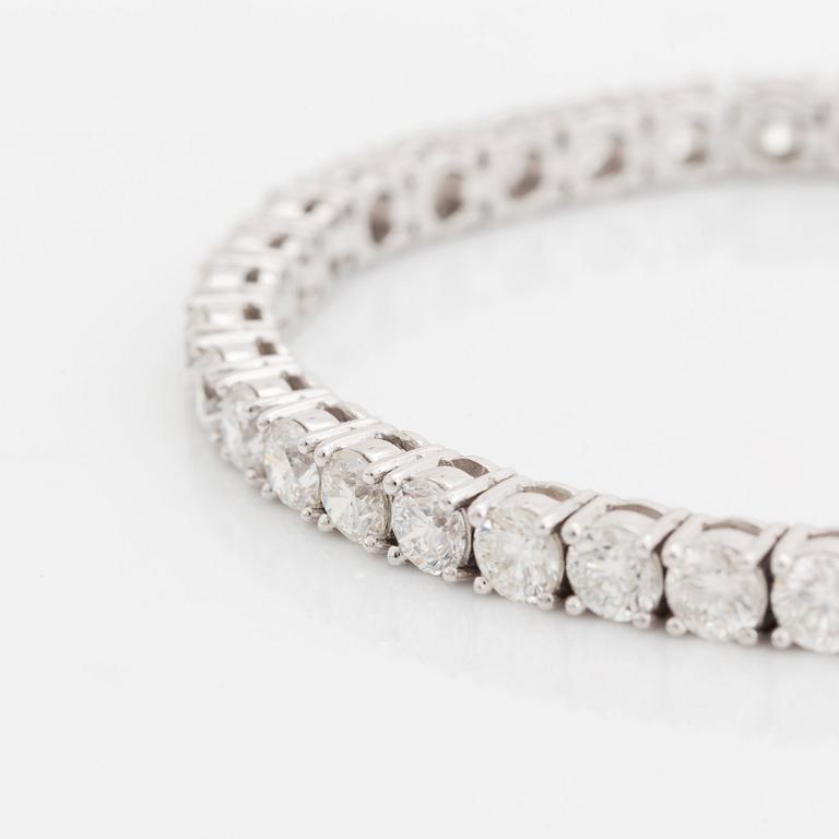An 18K white gold bracelet set with round brillliant-cut diamonds.