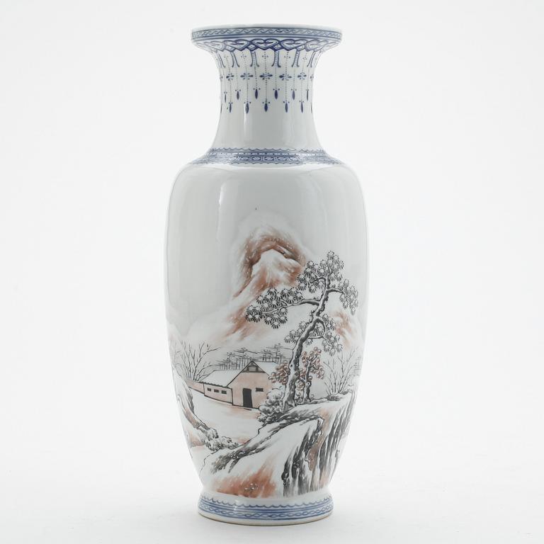 VAS, porslin. Kina, möjligen Republik, 1900-tal.