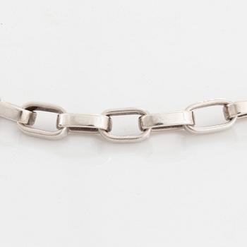 A silver necklace by Göran Kuhlin.