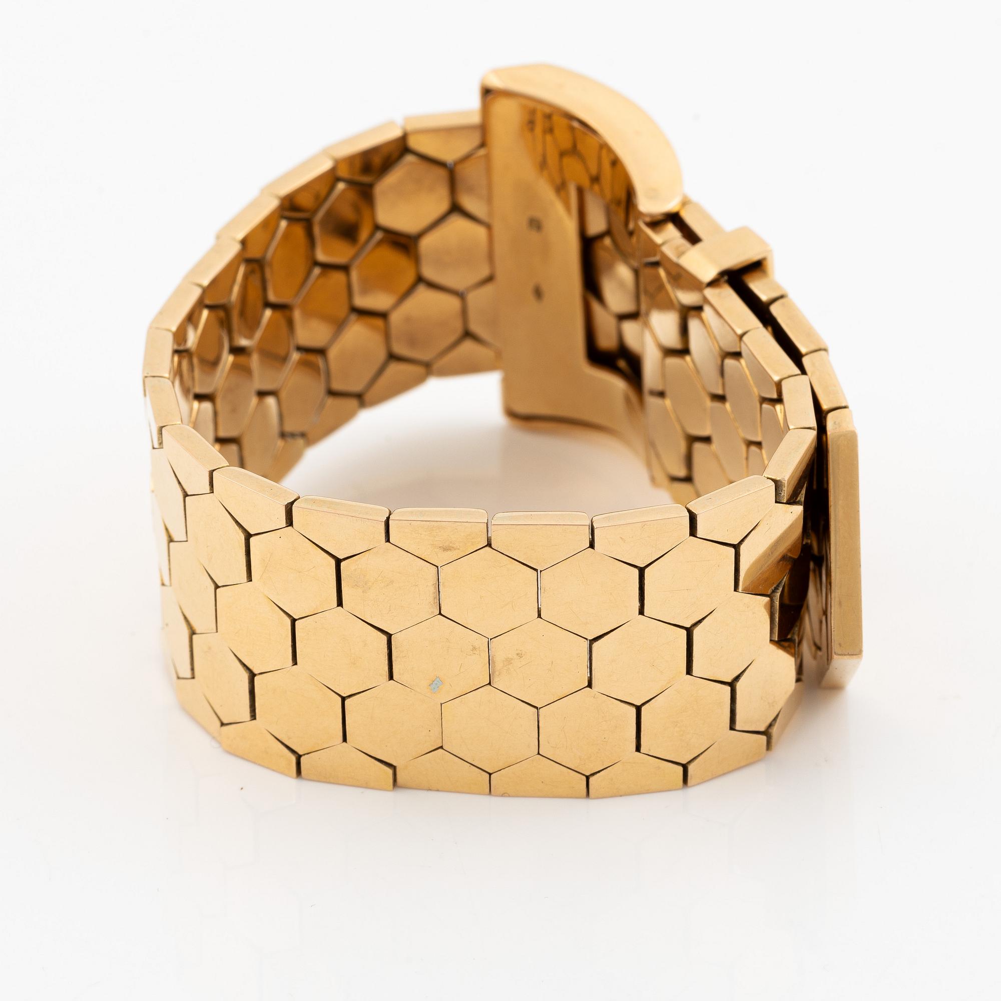 A bracelet 18K gold in the form of a belt.