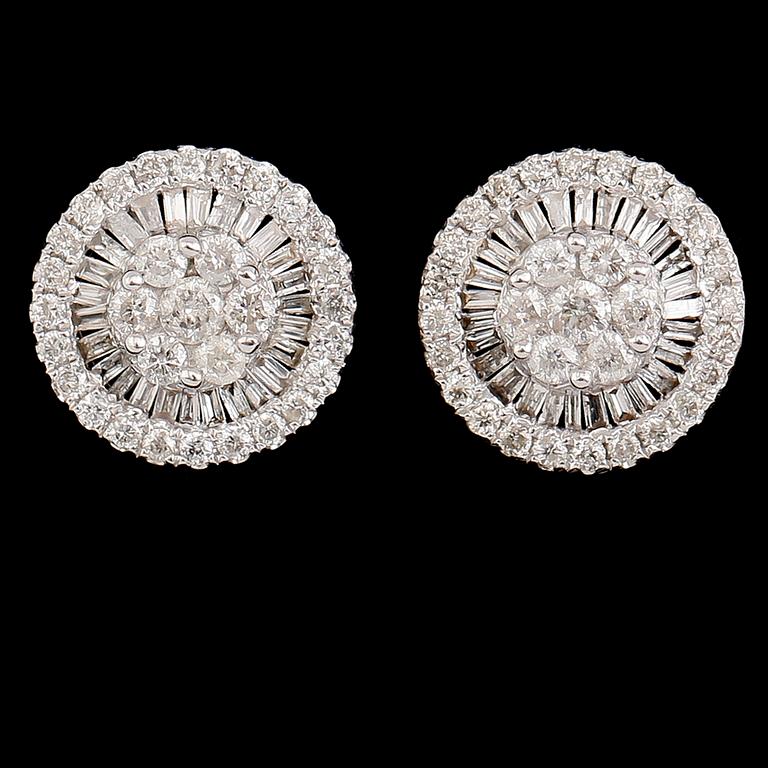 ÖRHÄNGEN, 1 par, 18 k vitguld, briljant och baguetteslipade diamanter tot ca 0.95 ct.