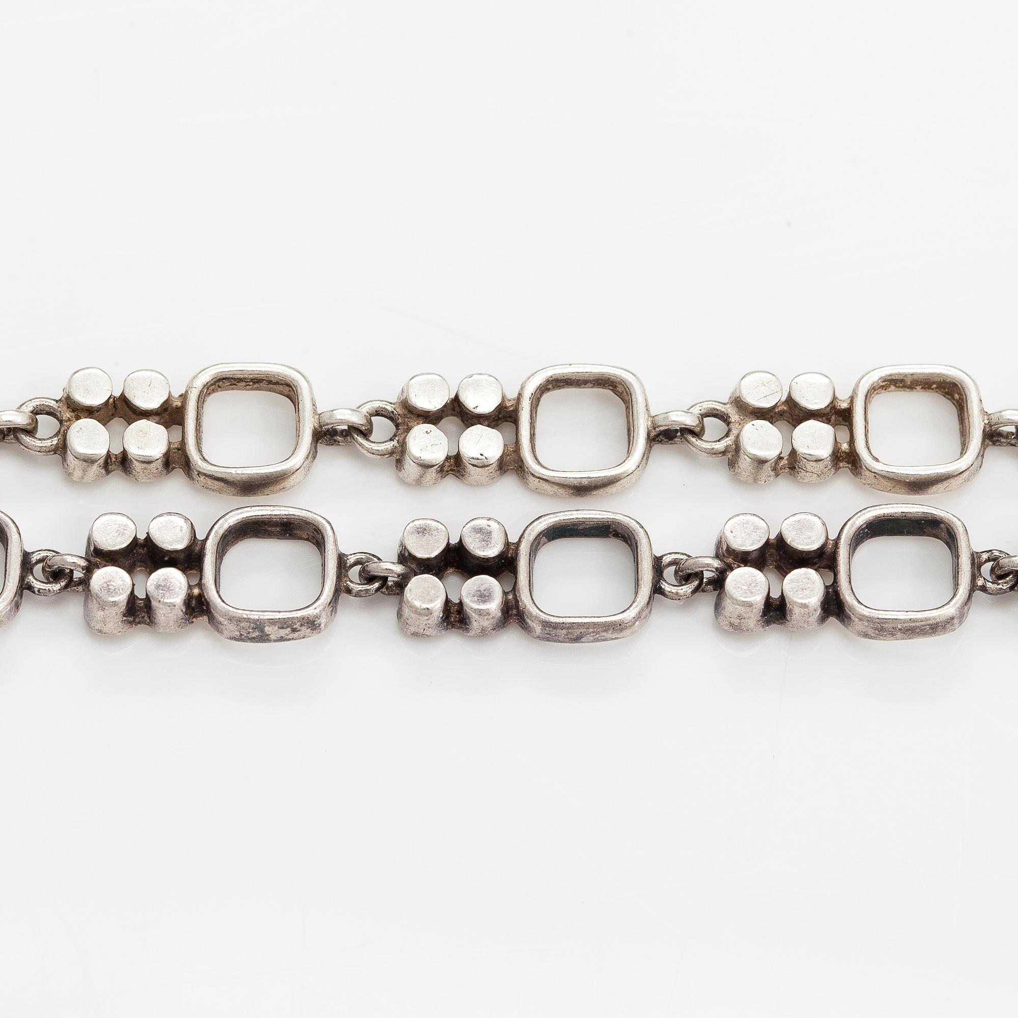 Jorma Laine, Rannekoru ja kaulakoru, hopeaa. Kultateollisuus, Turku 1966 ja 1971.